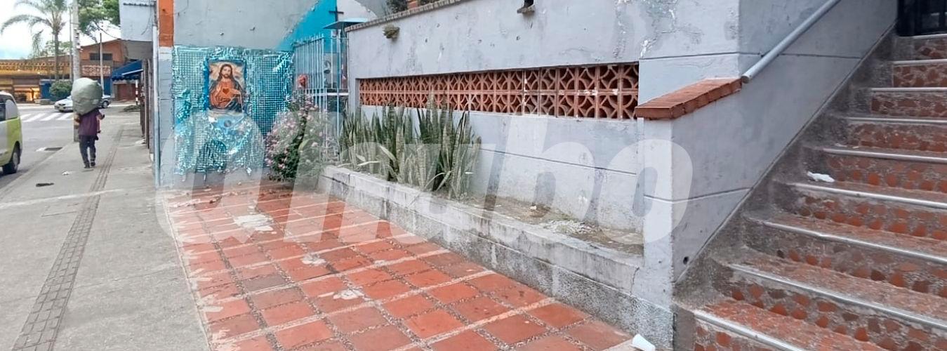 Aquí, en este andén, hallaron a un habitante de calle con varias heridas de puñal y falleció. /FOTO: ALEJANDRA MORALES RÍOS