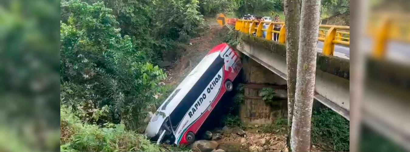 Así quedó el bus de Rápido Ochoa que se accidentó en San Luis. /FOTO: TOMADA DE X @BLUAntioquia