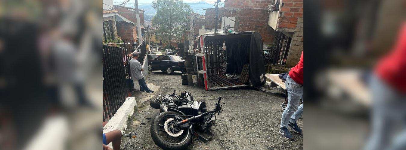 Volcamiento camión en Enciso. FOTO: CORTESÍA