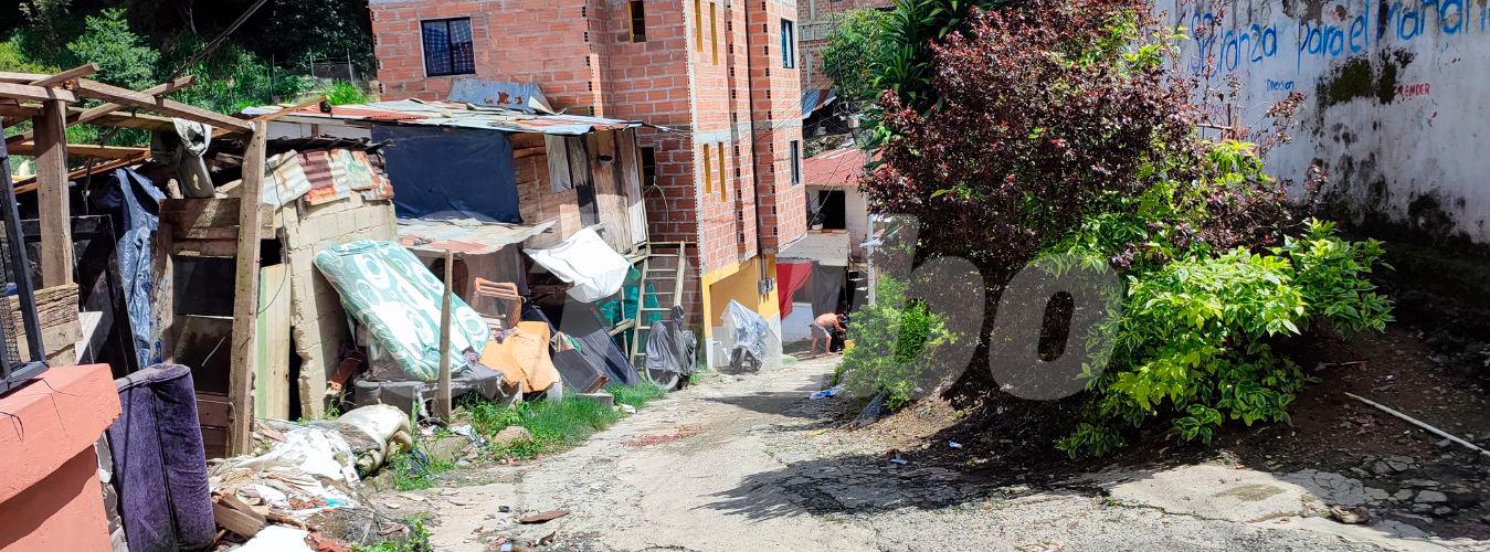 En esta calle del barrio Santa Cruz fue encontrado el cuerpo sin vida de este hombre. /FOTO: ANDRÉS GARCÍA.
