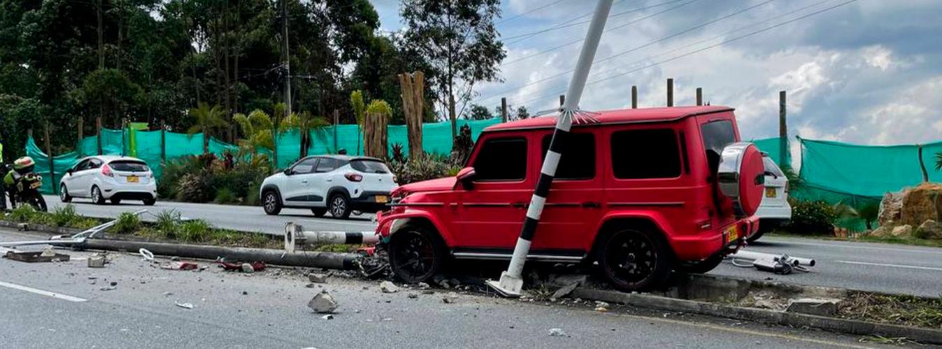 La camioneta se accidentó en la avenida Las Palmas. /FOTO: CORTESÍA DENUNCIAS ANTIOQUIA