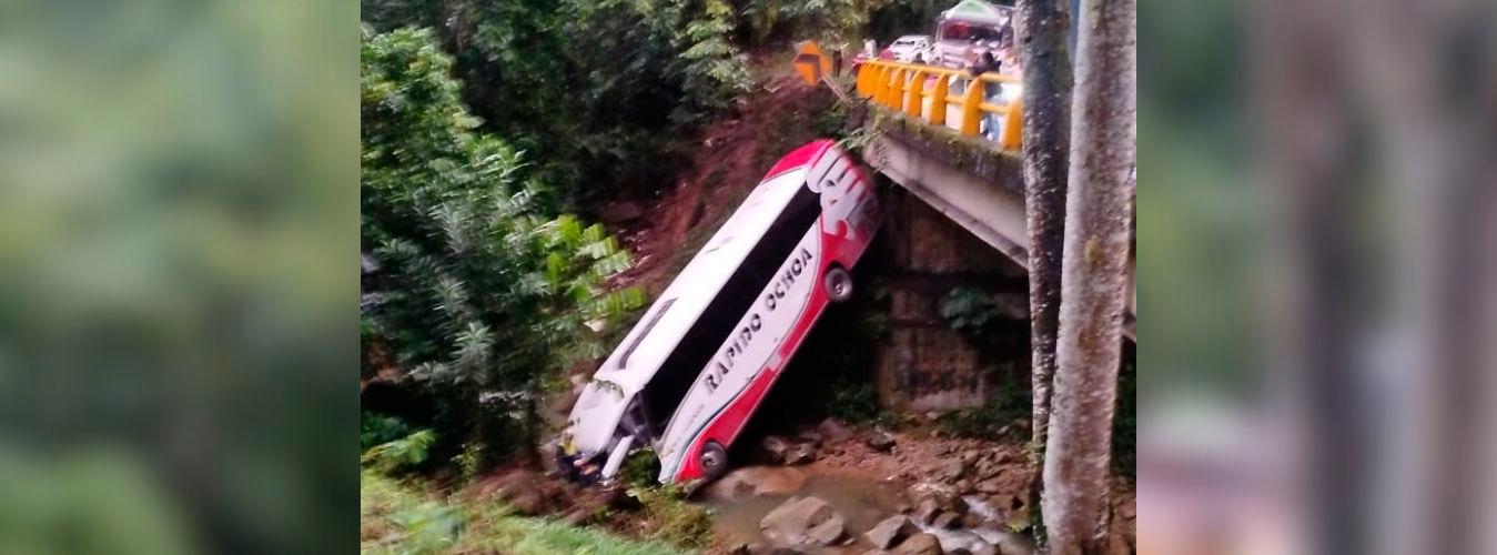 Así quedó el bus de Rápido Ochoa que cayó de un puente y terminó en un río a la altura del municipio de San Luis. /FOTO: CORTESÍA