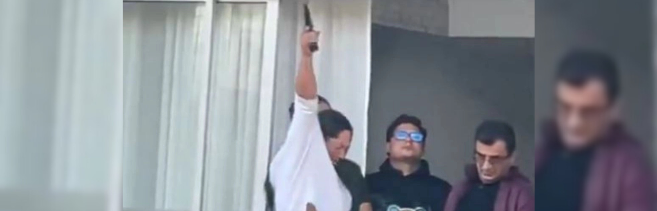 En las imágenes, se observa a la mujer blandiendo lo que parece ser un arma 9 milímetros y efectuando al menos tres detonaciones. /FOTO: TOMADA DE VIDEO 