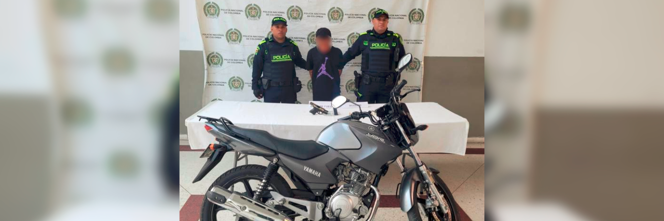 El sujeto que tenía la pistola encaletada en la moto fue capturado en el sector Playa Rica. / FOTO: POLICÍA NACIONAL
