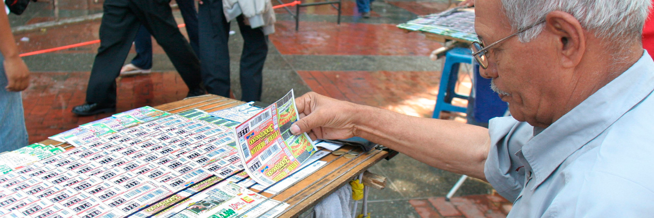 Venta de loterías en Medellín. /FOTO: ARCHIVO