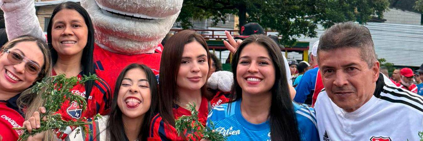 Los hinchas del DIM llegaron al Atanasio con las ramitas de ruda en sus manos. /FOTO: TOMADA @Mariiii_godoy