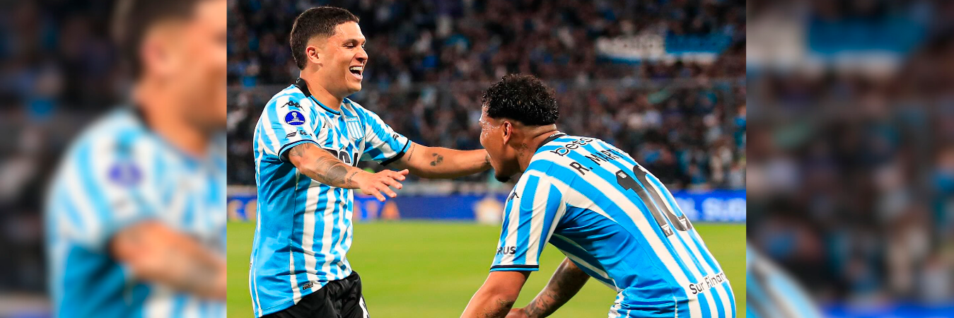 Los colombianos Juan Fernando Quintero (izq.) y Roger Martínez (der.) celebrando un gol de Racing. /FOTO: INSTAGRAM @juanferquinterop