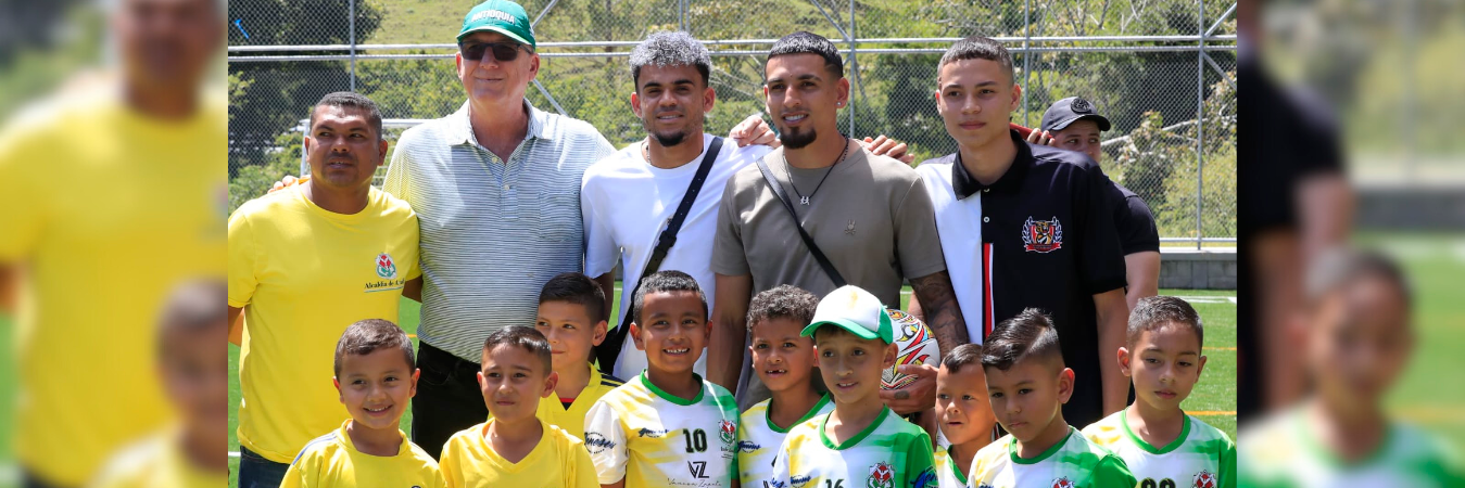 Los futbolistas compartieron con la población de Amalfi y jugaron un partido de fútbol. / FOTO: JAIME PÉREZ