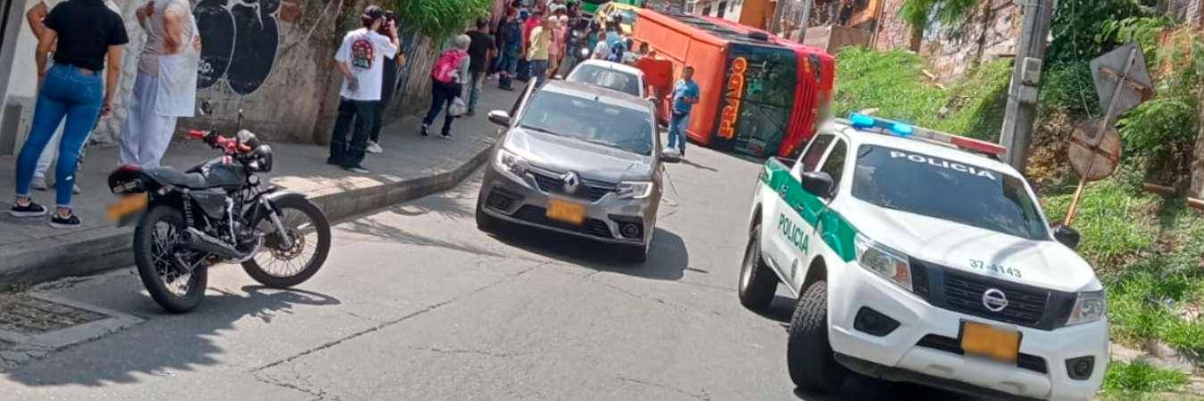El bus terminó volcado de forma lateral. / FOTO: TOMADA DE TWITTER. 