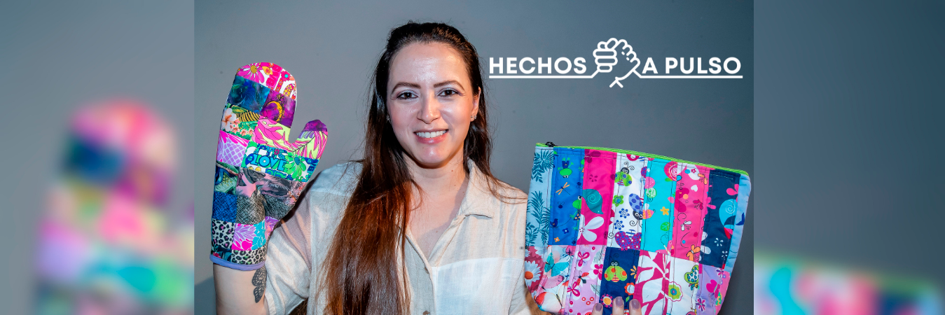 Los coge ollas y los bolsos aparecen entre los variados productos que tiene a la venta, entre los que también están carteras, llaveros, estuches y porta vasos. / FOTO: JAIME PÉREZ.