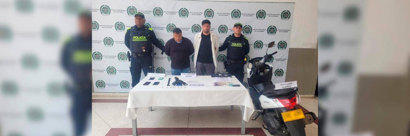 Los capturados, el dinero recuperado y los elementos incautados. /FOTO: POLICÍA NACIONAL