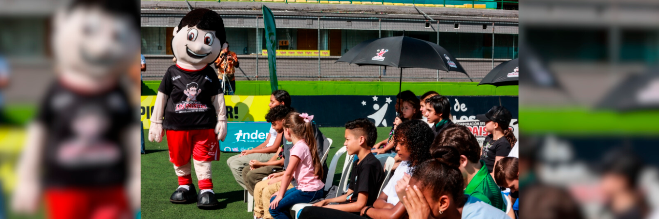 Entrega de uniformes en el Festival de Festivales 2024. /FOTO: MANUEL SALDARRIAGA