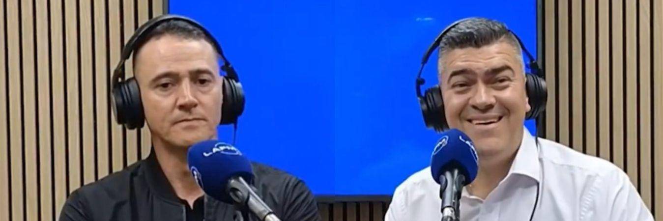 El árbitro Wilmar Roldán y el narrador Eduardo Luis. FOTO: CAPTURA DE PANTALLA PROGRAMA MÁS FÚTBOL FM