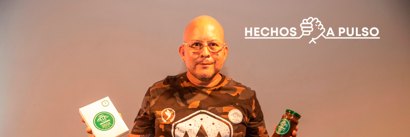 Jorge Eliécer Hernández exhibe con orgullo algunos de los productos que ofrece. / FOTO: CARLOS VELÁSQUEZ