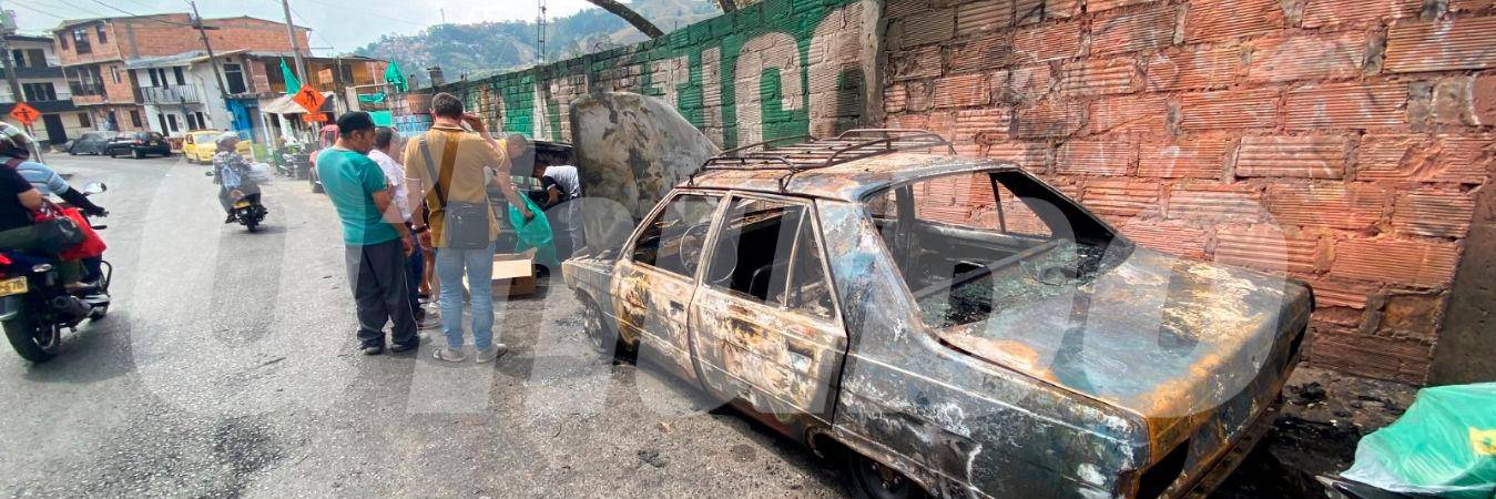 En perdida total quedaron los vehículos que se incendiaron en San Cristóbal. /FOTO: ANDRÉS FELIPE OSORIO GARCÍA