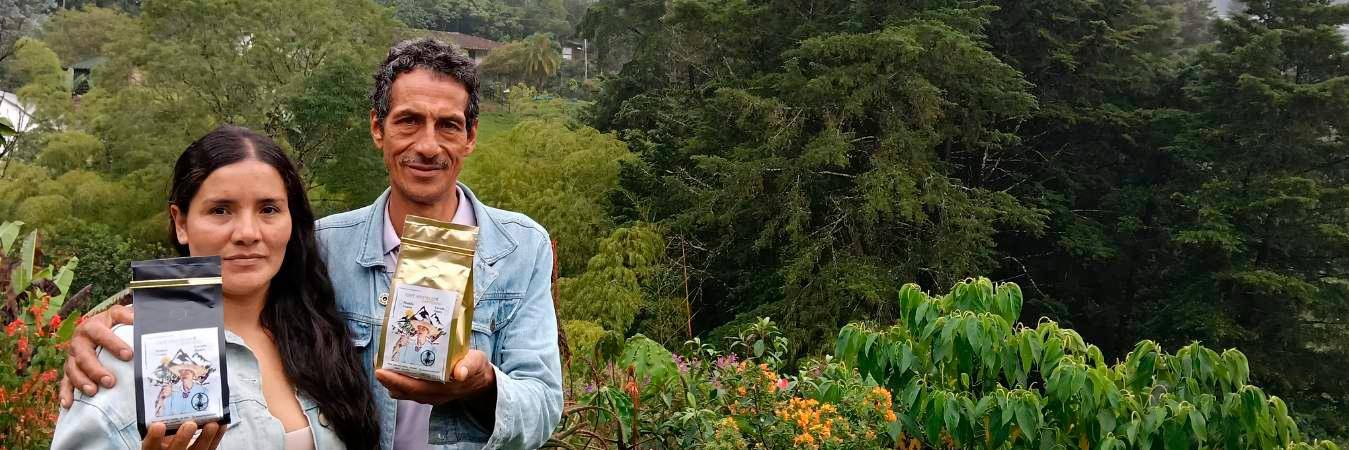 Hugo Nelson Úsuga junto con su esposa, Claudia Graciano, exhiben orgullosos su marca de café: Amanecer Campesino, en medio del paraíso terrenal en el que habitan. / FOTO: ANDRÉS BEDOYA.