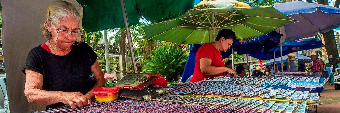 Venta de lotería en el centro de Medellín. /FOTO: CAMILO SUÁREZ. 