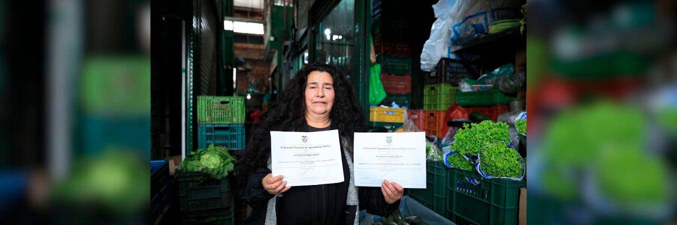 Ana Julia Flores, vendedora de hortalizas en Corabastos quien fue certificada por el Sena en Bogotá. / FOTO: CORTESÍA SENA