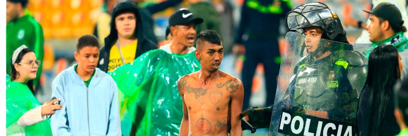 Hinchas de Junior, ubicados en la tribuna Norte, comenzaron la trifulca, según testigos. /FOTO: Q’HUBO MEDELLÍN. 