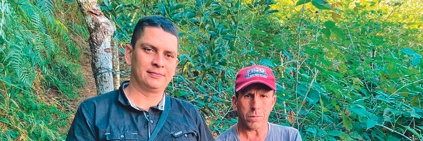 César Augusto Cataño (izq.) y Ángel de Jesús Marín (der.) comparten el amor por el campo y llevan 3 años como socios en este emprendimiento. /FOTOS: SINDY VALLE. 