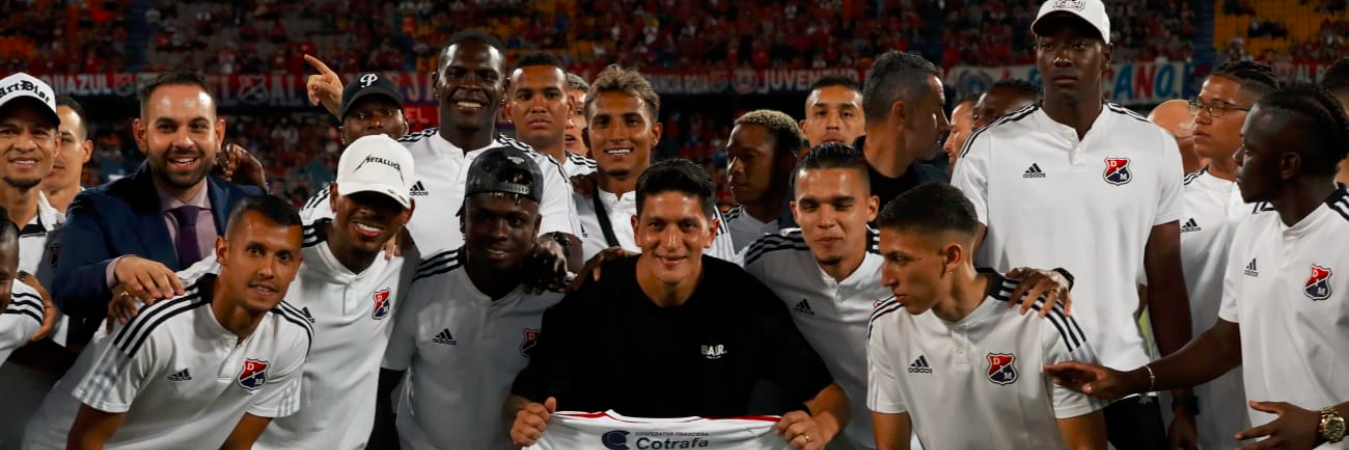 La plantilla actual del Rojo posando con Germán Ezequiel Cano. /FOTO: JAIME PÉREZ. 