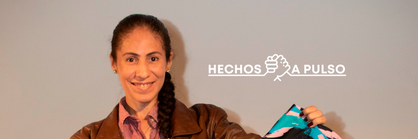 Yajaira Selena Castillo exhibe con orgullo una de las prensar que tiene a disposición del público. / FOTO: ESNEYDER GUTIÉRREZ.