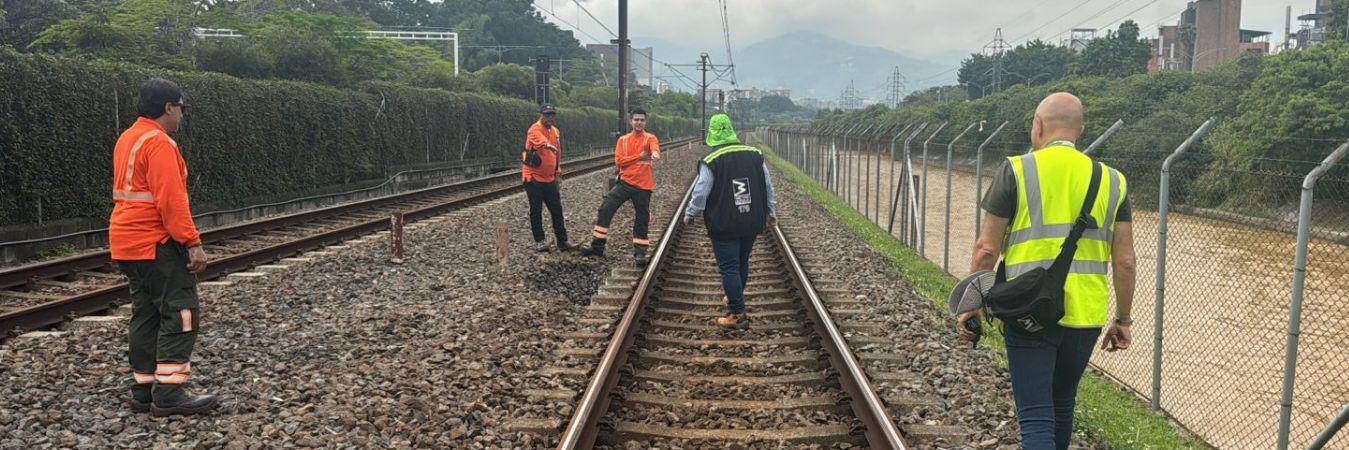 Personal Metro, de la Secretaría de Infraestructura del Distrito y del Área Metropolitana evalúan la novedad en el sitio. / FOTO: CORTESÍA METRO DE MEDELLÍN