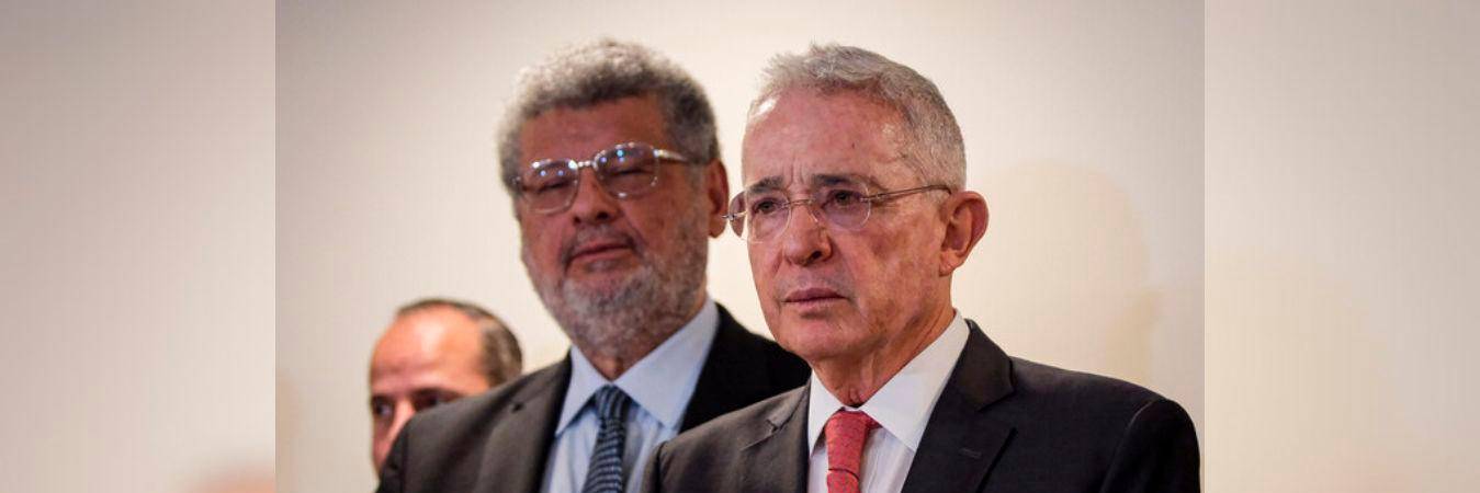 Álvaro Uribe (derecha) y Jaime Granados, su abogado. / FOTO: COLPRENSA