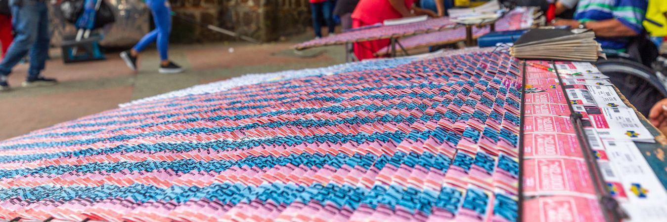 Miles de billetes de lotería se venden a diario en el centro de Medallo. /FOTO: CAMILO SUÁREZ. 