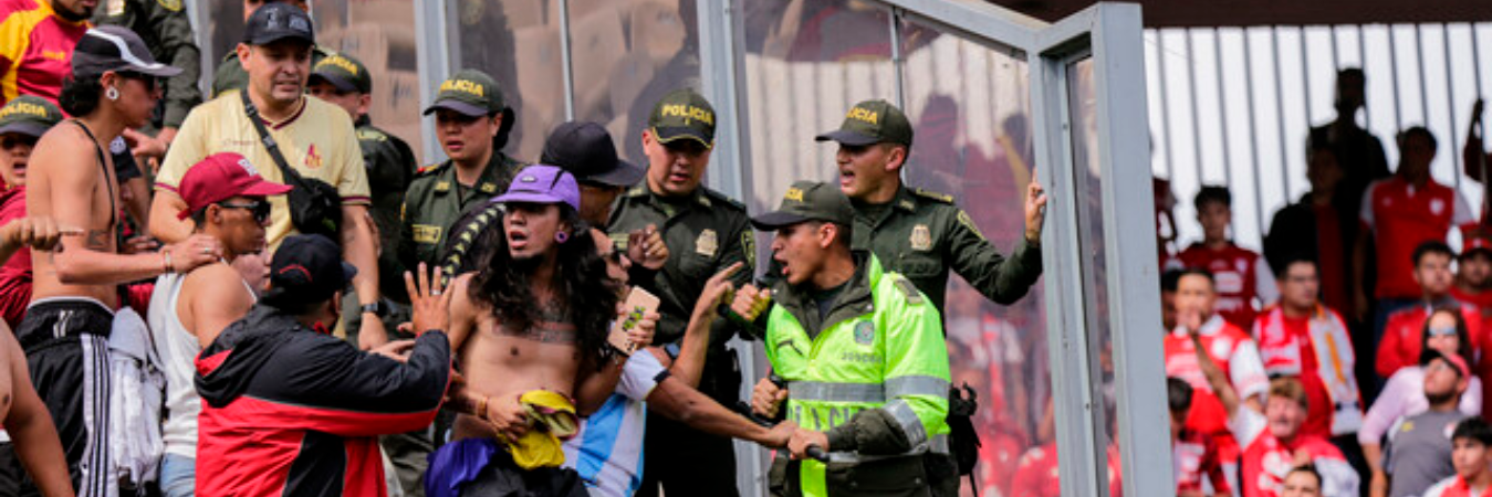Las fotos de Colprensa muestran cómo las autoridades tuvieron que evacuar a niños que quedaron en medio de los hechos de violencia. / FOTO: COLPRENSA.