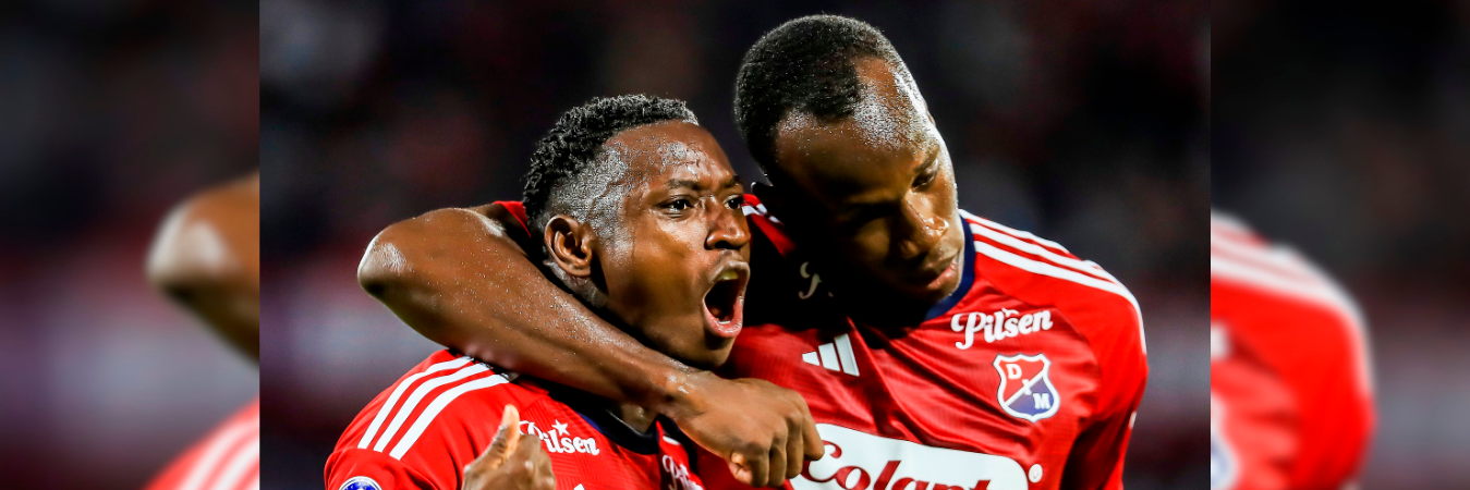 Ménder García (izq.) marcó uno de los goles de Independiente Medellín ante Boyacá Chicó. /FOTO: JAIME PÉREZ