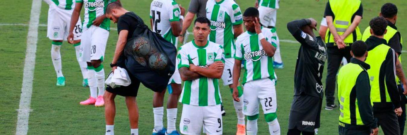 Los jugadores se tuvieron que refugiar en la mitad del terreno de juego por el mal comportamiento de los hinchas. /FOTO: MANUEL SALDARRIAGA. 