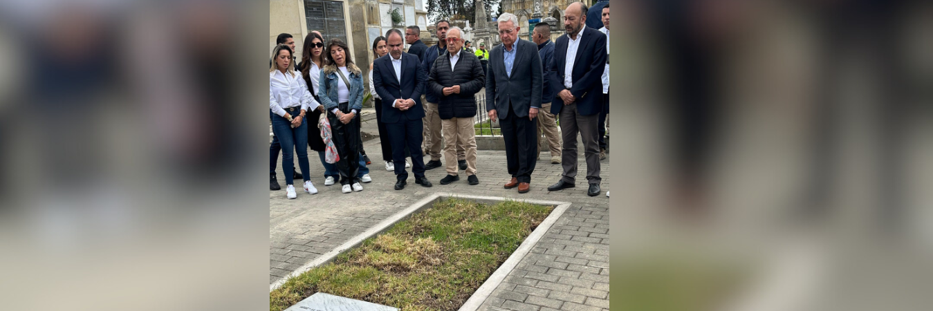 Álvaro Uribe permaneció en silencio en la tumba de Miguel Uribe. /FOTO: CENTRO DEMOCRÁTICO
