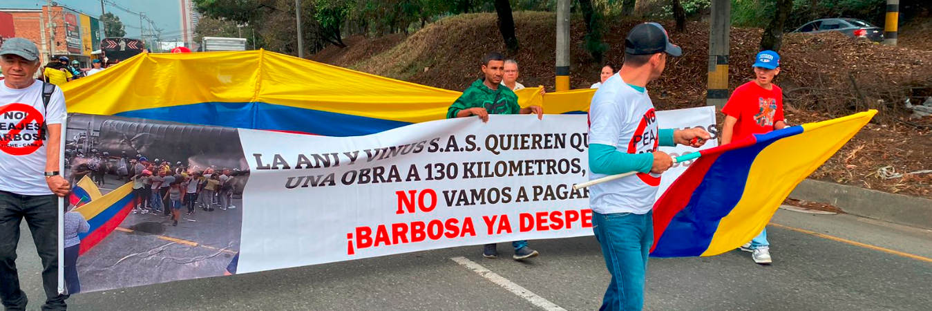 La manifestación solicita que se cumpla la petición de quitar los peajes el agosto de 2024. /FOTO: MANUEL SALDARRIAGA