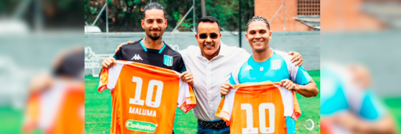 Maluma (izq.) y Juan Fernando Quintero (der.) recibieron la camiseta de Envigado FC. /FOTO: INSTAGRAM @envigadofc