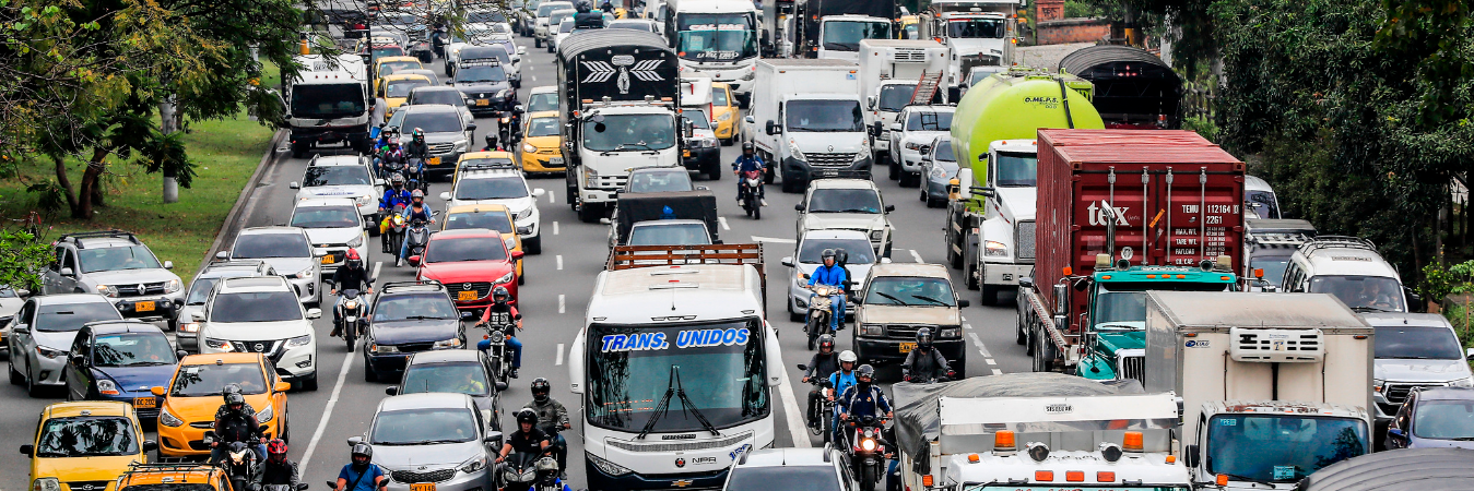 Un día de tráfico pesado en Medellín. /FOTO: JAIME PÉREZ 