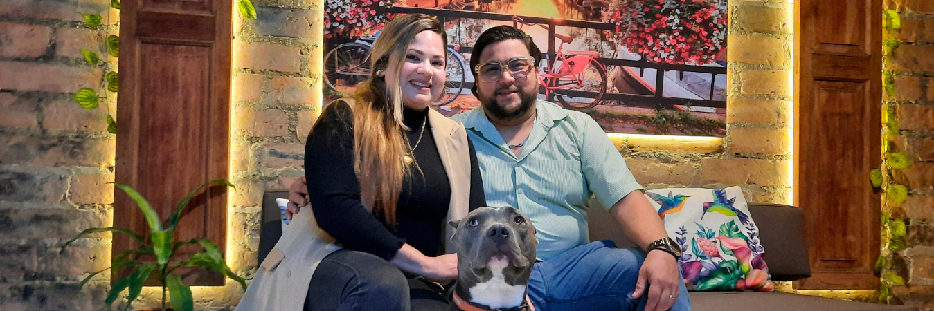 Karina, Sergio y Atom, una familia que hoy se destaca por su casa, patrimonio urbanístico de Medellín. / FOTO: DANIEL GONZÁLEZ.