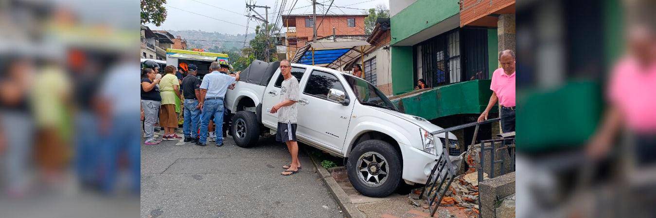 La camioneta quedó al interior de la acera de una vivienda. / FOTO: SUSANA COGUA. 