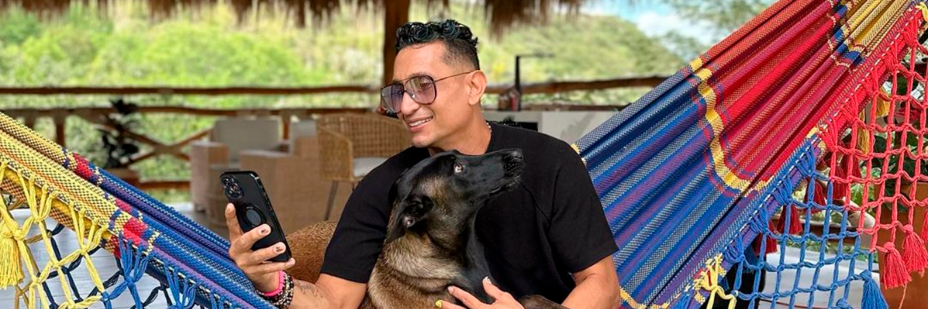 Hebert Vargas en una de las hamacas que tiene en el quiosco de su casa. /FOTO: INSTAGRAM @hebertvargas