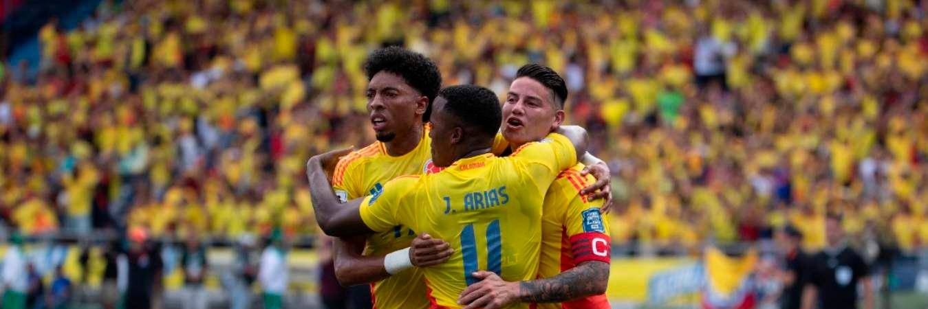 Johan Mojica (izq) y Jhon Arias (centro) celebran la segunda anotación del partido, por cuenta de un penal concretado por James Rodríguez (der). /FOTO: JUAN ANTONIO SÁNCHEZ. 