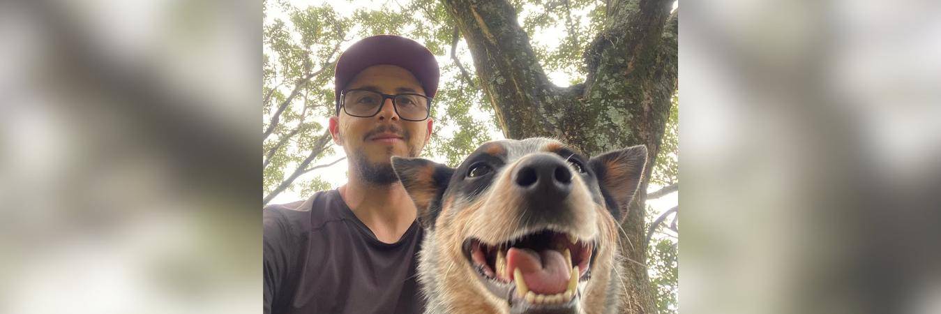 Las labores de Santiago incluyen paseo, educación y alimentación natural, y están enfocadas en los perros, cuya mente busca interpretar antes de intervenir. En las fotos está con su perra Jamaica. FOTO:CORTESÍA SANTIAGO NAVARRO