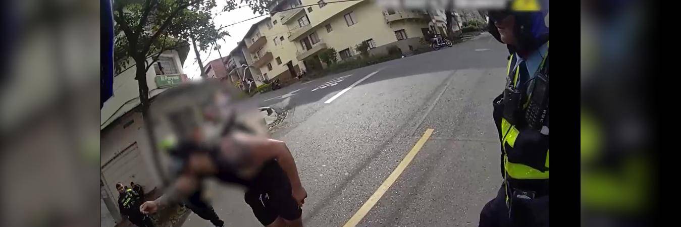 La actitud altanera del sujeto quedo plasmada en la cámara corporal de uno de los agentes. FOTO: CORTESÍA SECRETARÍA DE MOVILIDAD