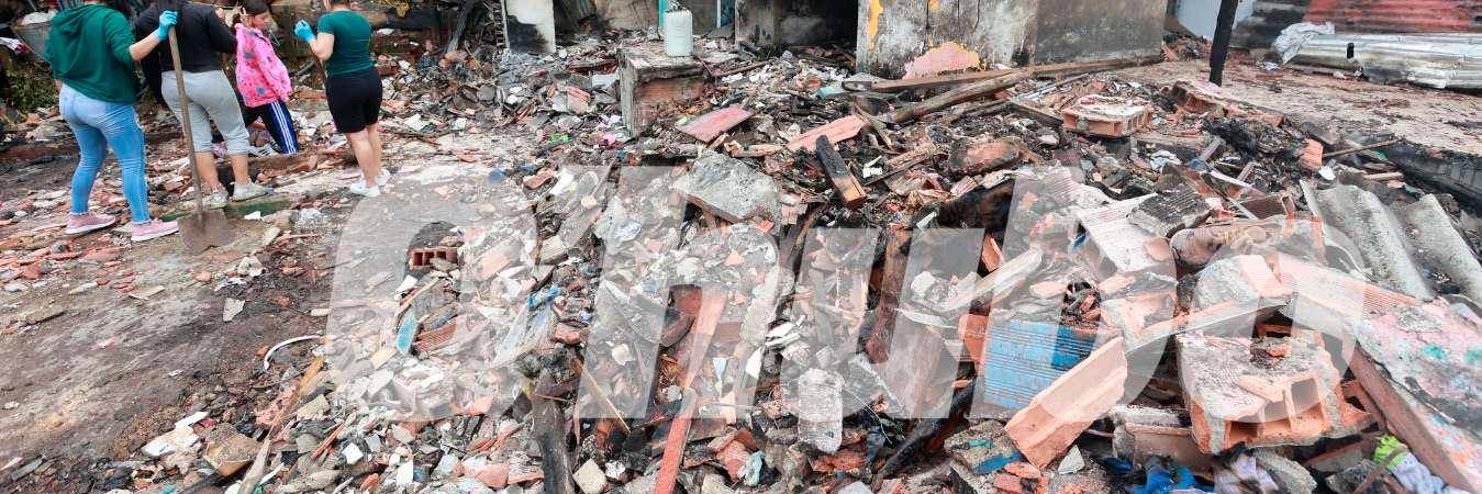 A las personas afectadas se les vio organizando un poco este martes en la mañana. /FOTOS: MANUEL SALDARRIAGA. 