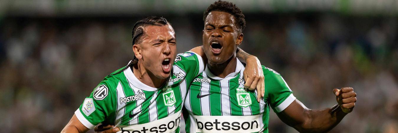 Ian Poveda (izquierda) y Andrés Felipe Román (derecha) en el partido entre Atlético Nacional y Junior de Barranquilla en el Atanasio Girardot. FOTO: CAMILO SUÁREZ
