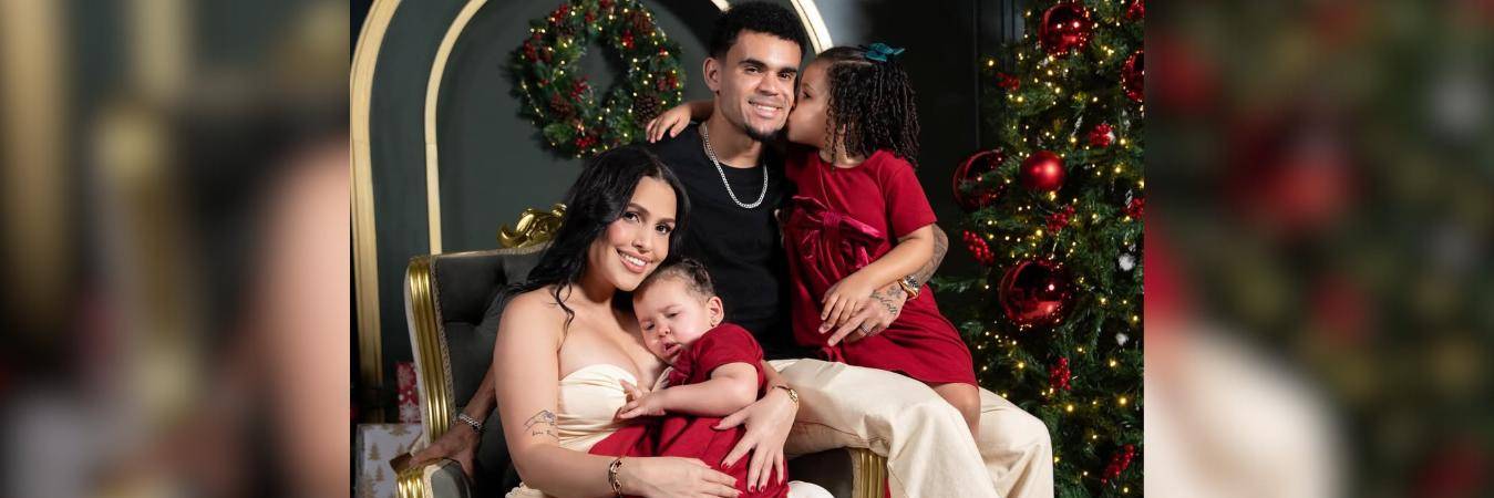 Luis Díaz, su esposa Geraldine Ponce y sus hijas Roma y Charlotte. FOTO: @LUISDIAZ19_