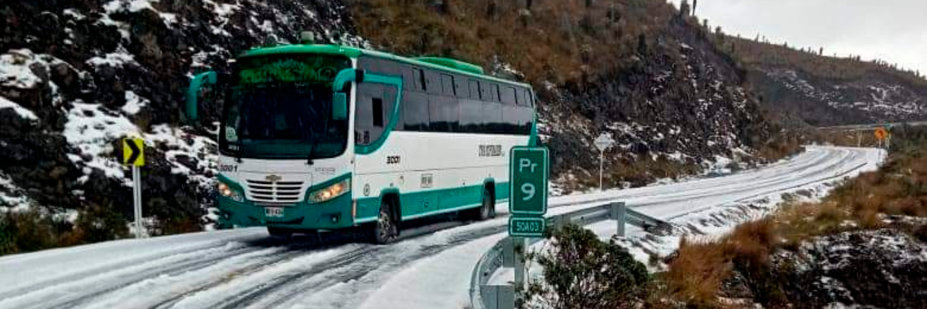 La carretera quedó completamente cubierta de granizo. /FOTO: FACEBOOK Dany Sneider González 
