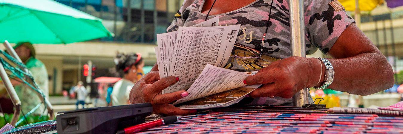 Venta de lotería en Medellín. /FOTO: ANDRÉS CAMILO SUÁREZ. 