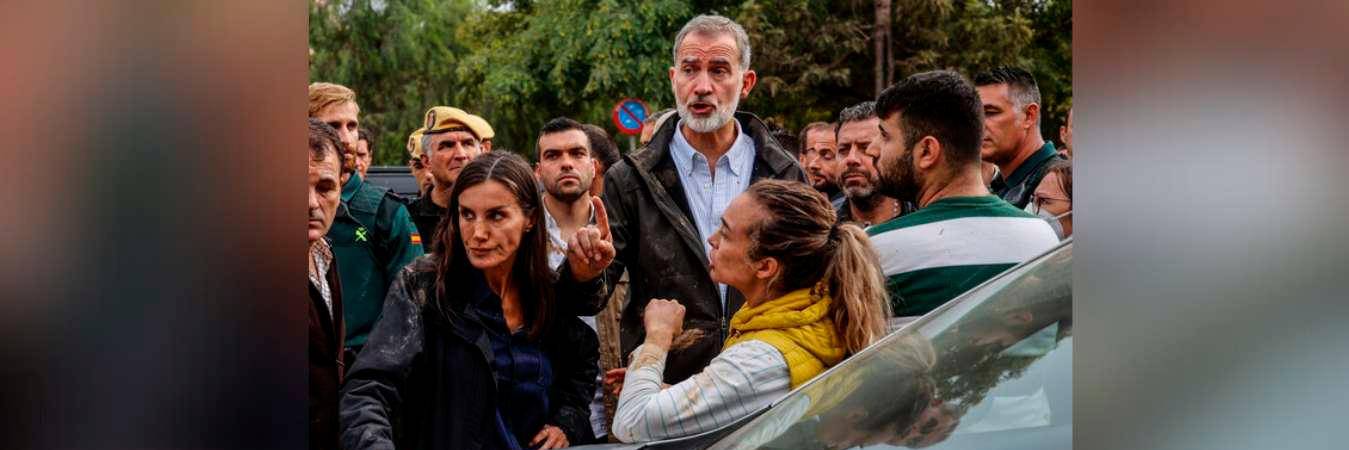 Los Reyes decidieron acercarse y hablar con la comunidad sobre los desastres. /FOTO: COLPRENSA