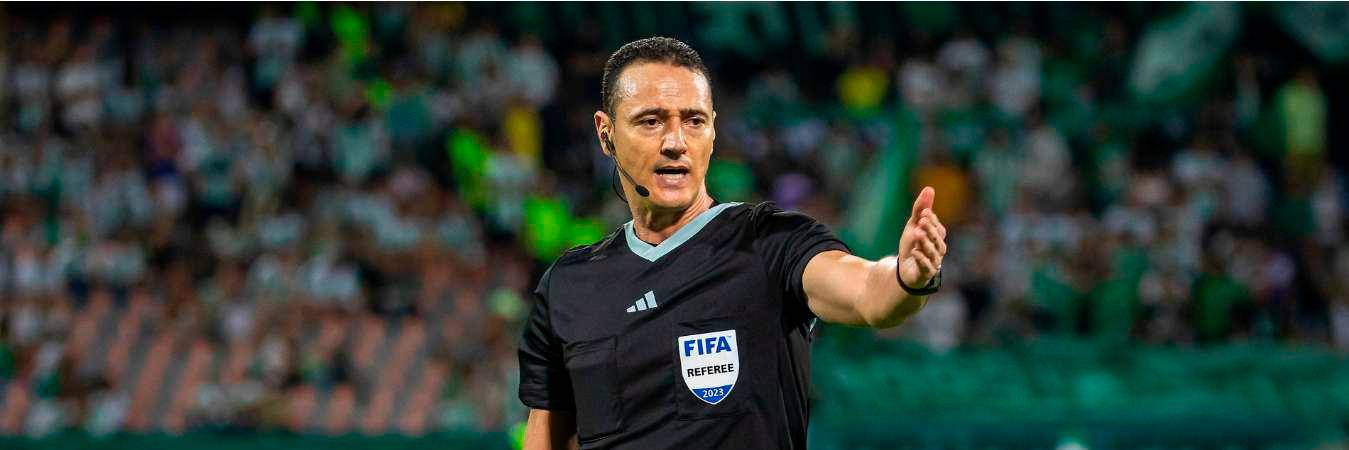 El árbitro solo sacó una amarilla cuando los fanáticos del fútbol aseguraron que la falta era para roja directa. / FOTO: CARLOS VELÁSQUEZ - ARCHIVO