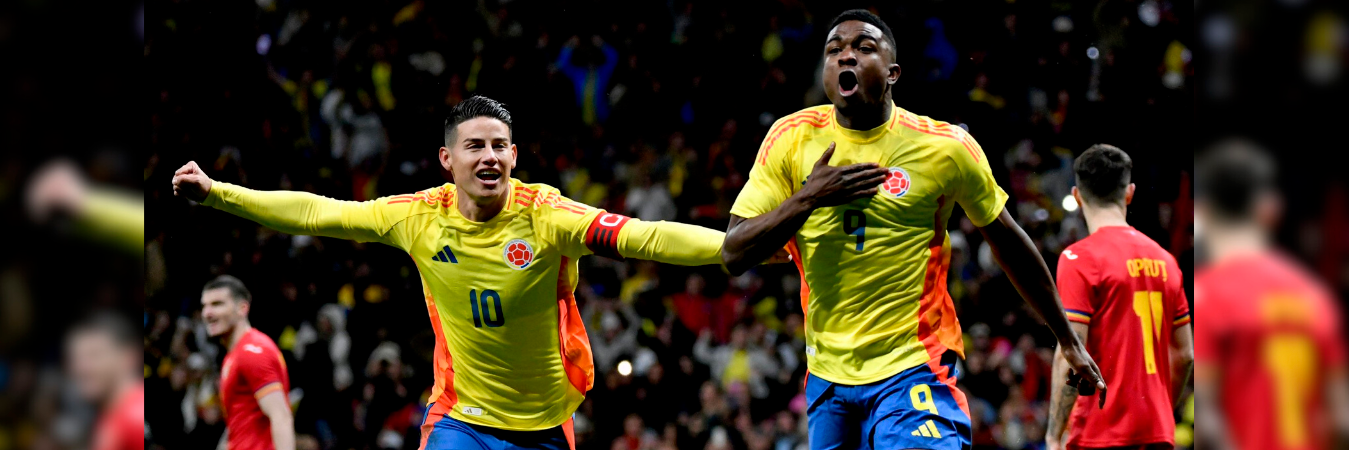 James Rodríguez (izq.) y Jhon Córdoba celebrando un gol. /FOTO: X @FCFSeleccionCol